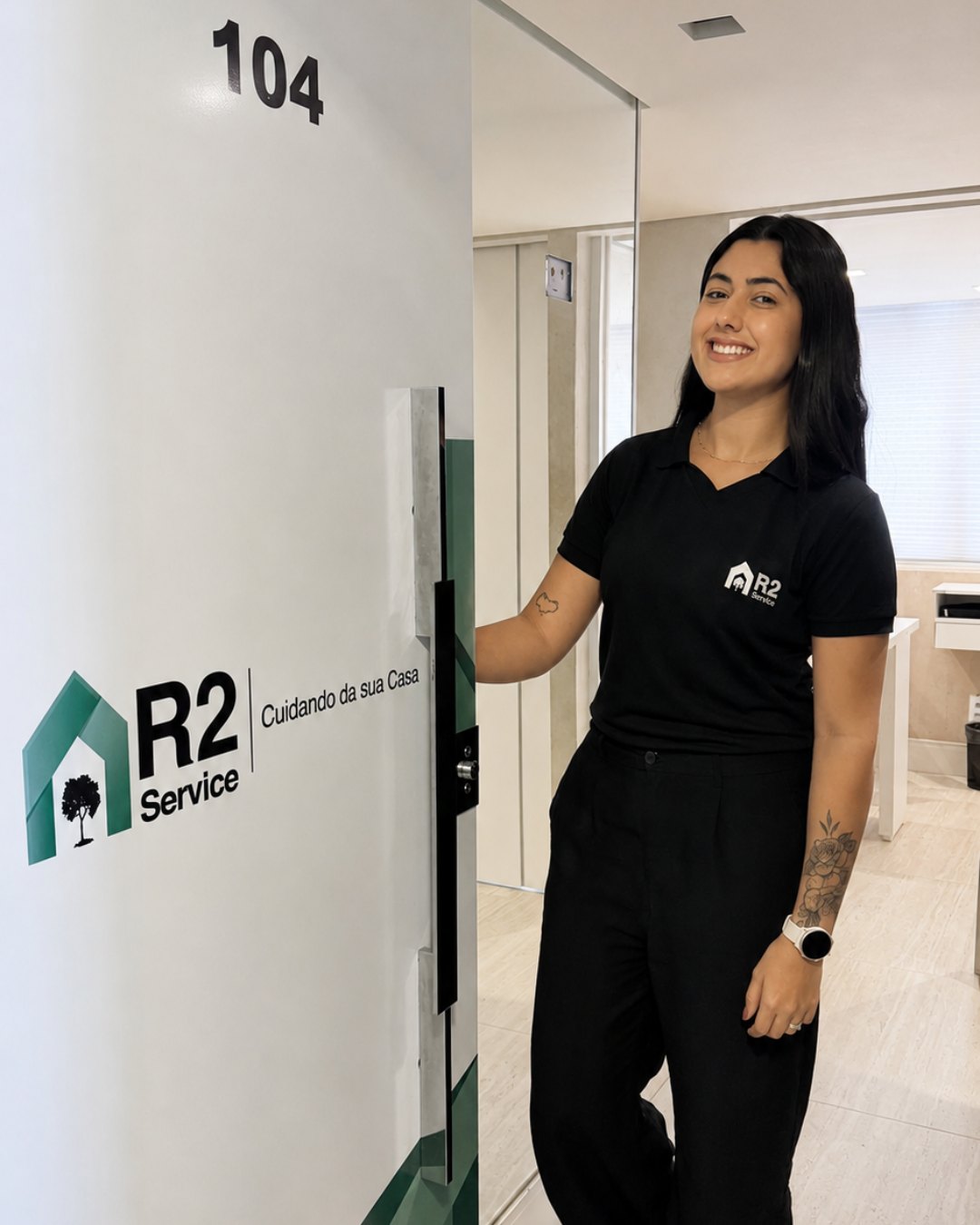 Colaboradora da R2 Service na entrada da sede da empresa